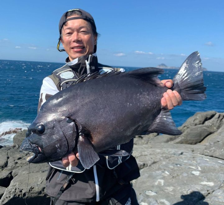 四国の大物師 田原誠氏が愛媛県愛南町で本石を釣り上げる底物釣行 | Fishing fathom（ファゾム）